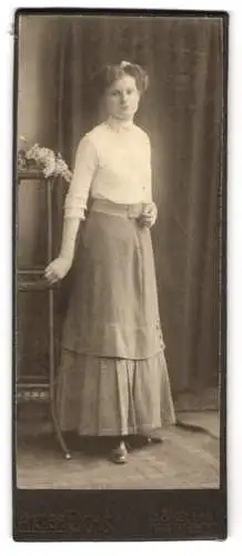 Fotografie Atelier Fuchs, Breslau, Reuschestrasse 3-4, Junge Frau in eleganter Kleidung