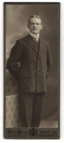 Fotografie Otto Witte, Berlin, Skalitzer Str. 54, Portrait eines eleganten Herren im Anzug