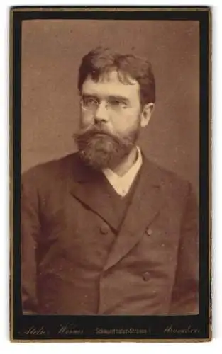 Fotografie Atelier Werner, München, Schwanthaler-Strasse 1, Portrait eines bärtigen Mannes mit Brille.