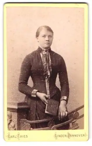 Fotografie Carl Thies, Linden-Hannover, Deisterstrasse 1, Frau mit Buch an hölzerner Balustrade.