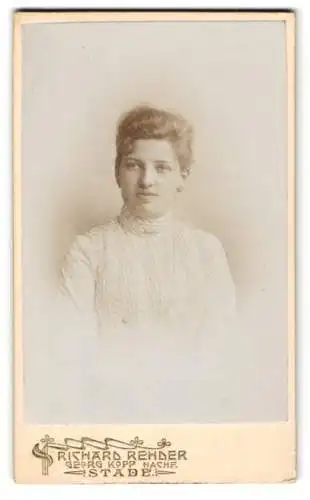 Fotografie Richard Rehder, Stade, Portrait einer jungen Frau im weissen Kleid