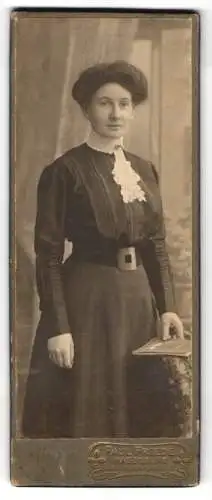 Fotografie Paul Friede, Magdeburg, Gr. Diesdorferstr. 32, Junge Frau im edlen Kleid mit Spitzendetails