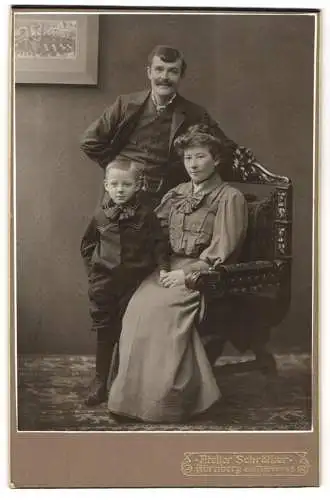 Fotografie Atelier Schröther, Nürnberg, Plärrer 4a, Familie mit Vater, Mutter und Kind