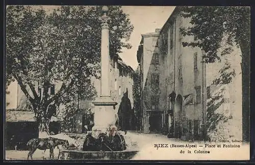 AK Riez /Basse-Alpes, Place et Fontaine de la Colonne