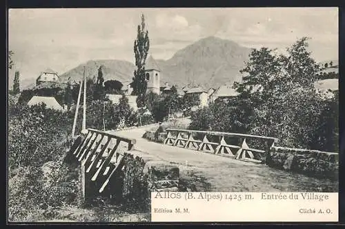 AK Allos, Entrée du Village, Brücke mit Blick in den Ort, in der Ferne Berge