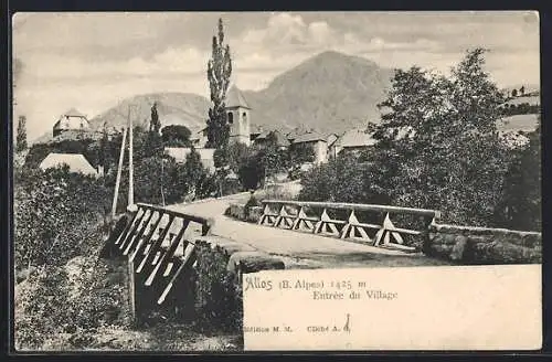 AK Allos, Entrée du Village, Brücke mit Blick in den Ort, in der Ferne Berge