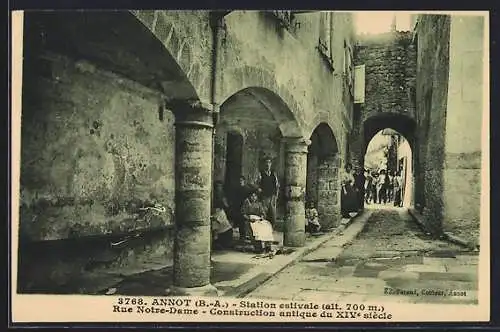 AK Annot /B.-A., Rue Notre-Dame, Strassenpartie