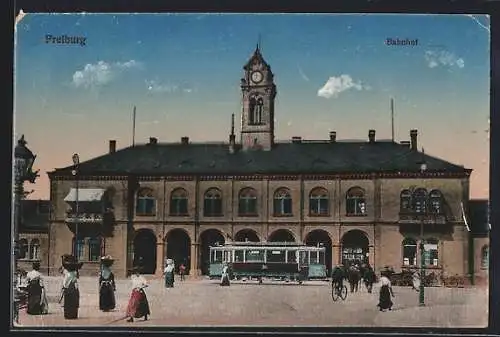 AK Freiburg / Breisgau, Strassenbahn vor dem Bahnhof