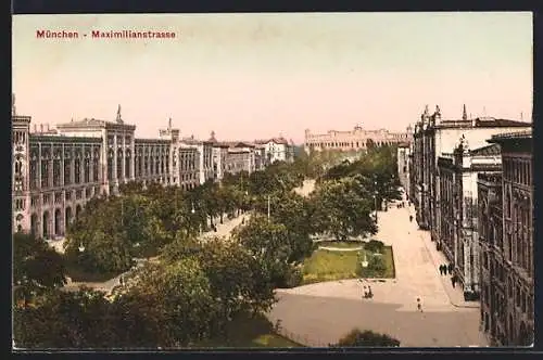 AK München, Maximilianstrasse mit Passanten