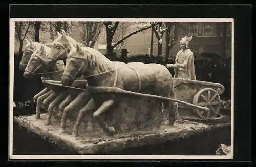 Foto-AK Quadriga Streitwagen mit Schaulustigen, Eisplastik