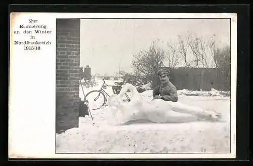 AK Schneeplastik einer nackten Frau mit posierendem Soldat