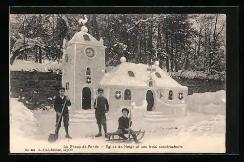 AK La Chaux-de-Fonds, Eglise de Neige et ses trois constructeurs, Eisplastik in Form einer Kirche