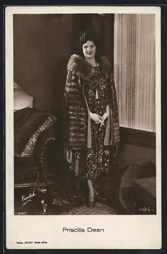 AK Schauspielerin Priscilla Dean im Pelz