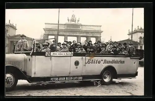 Foto-AK Berlin, Autobus Elite Rundfahrten vor dem Brandenburger Tor