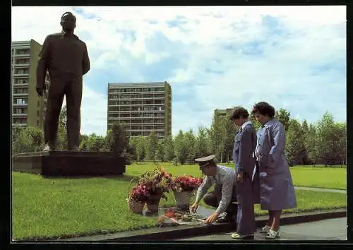 AK Sternenstädtchen, Kosmonaut S. Jähn mit Familie am Gagarin-Denkmal