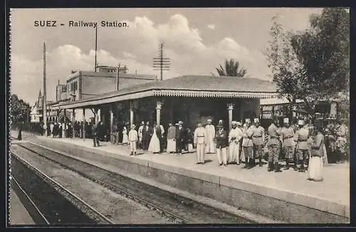 AK Suez, Railway Station, Reisende auf dem Bahnsteig d. Bahnhofs