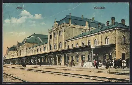 AK Arad, wartende Menschen am Bahnhof