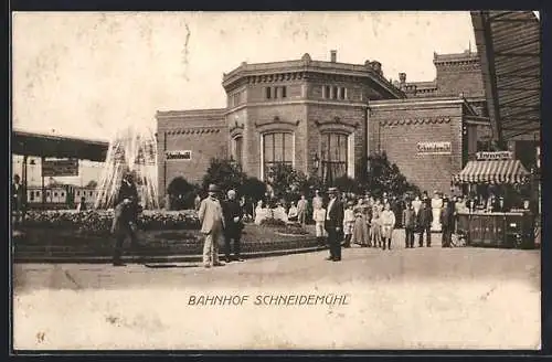 AK Schneidemühl, Bahnhof mit Vorplatz