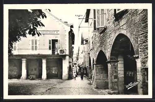 AK Villeneuve /Aveyron, Rue Droite, Les Arcades