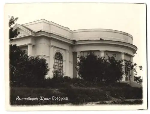 3 Fotografien unbekannter Fotograf, Ansicht Kislowodsk / Russland, Badehaus, Jausenstation, Unterkunftshaus