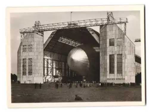 12 Fotografien Luftschiffbau Zeppelin, Luftschiff Graf Zeppelin LZ-127, Aussen - und Innenansichten, mit Umschlag