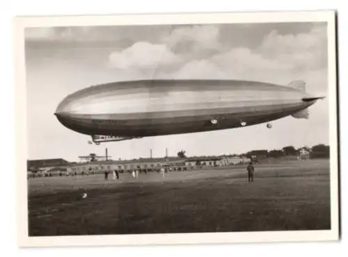 12 Fotografien Luftschiffbau Zeppelin, Luftschiff Graf Zeppelin LZ-127, Aussen - und Innenansichten, mit Umschlag