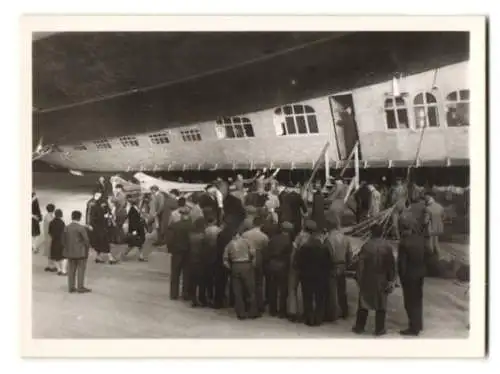 12 Fotografien Luftschiffbau Zeppelin, Luftschiff Graf Zeppelin LZ-127, Aussen - und Innenansichten, mit Umschlag