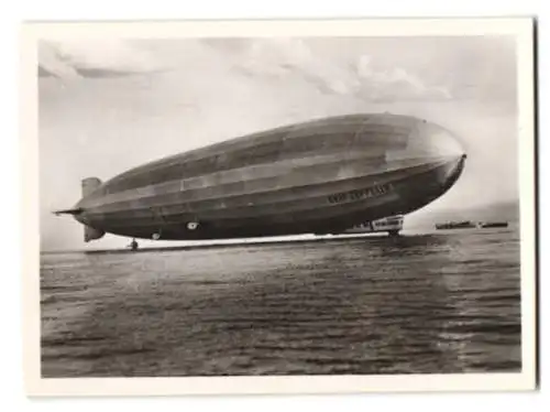 12 Fotografien Luftschiffbau Zeppelin, Luftschiff Graf Zeppelin LZ-127, Aussen - und Innenansichten, mit Umschlag