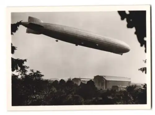 12 Fotografien Luftschiffbau Zeppelin, Luftschiff Graf Zeppelin LZ-127, Aussen - und Innenansichten, mit Umschlag