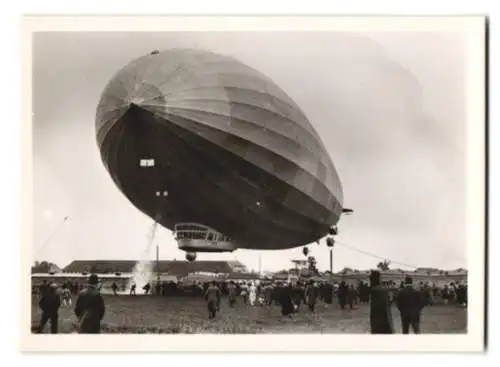 12 Fotografien Luftschiffbau Zeppelin, Luftschiff Graf Zeppelin LZ-127, Aussen - und Innenansichten, mit Umschlag