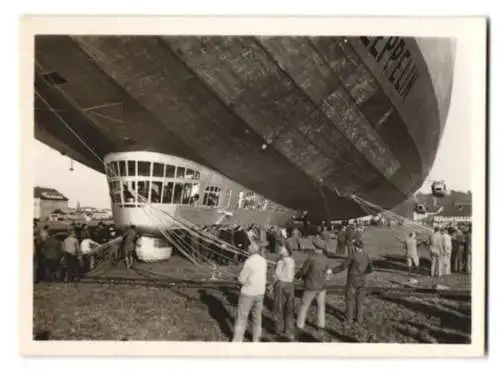 12 Fotografien Luftschiffbau Zeppelin, Luftschiff Graf Zeppelin LZ-127, Aussen - und Innenansichten, mit Umschlag