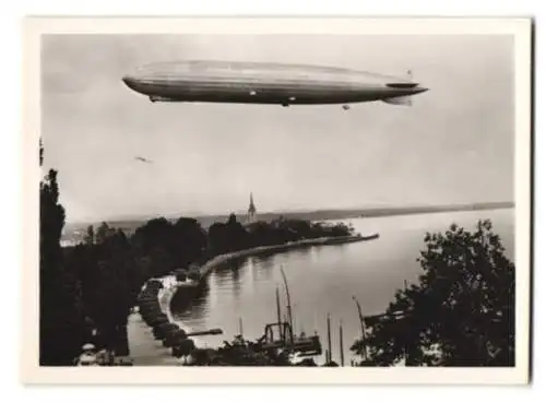 12 Fotografien Luftschiffbau Zeppelin, Luftschiff Graf Zeppelin LZ-127, Aussen - und Innenansichten, mit Umschlag