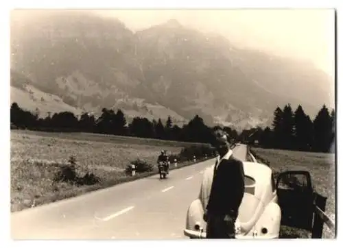 6 Fotografien Auto VW Käfer, Brezel Käfer, Volkswagen PKW mit Kennzeichen Frankfurt in Tirol & Köln 1959