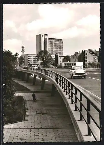 AK Hannover, Zubringerstrasse zum Westschnellweg mit Continental-Verwaltungsgebäude