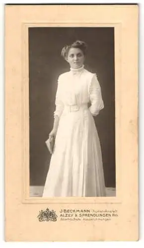 Fotografie J. Beckmann, Alzey, Frau in weissem Kleid mit Buch in der Hand