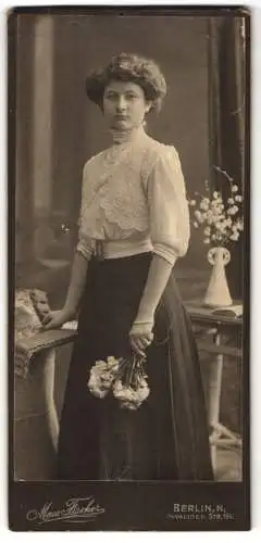 Fotografie Max Fischer, Berlin, Invalidenstrasse 164, Elegante Dame mit Blumenstrauss