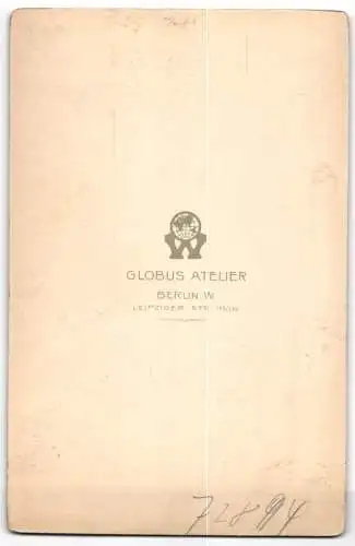 Fotografie Globus Atelier, Berlin, Leipziger Str. 132-135, Paar in eleganter Kleidung mit Blumenstrauss