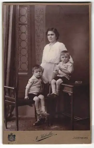 Fotografie R. Kuballa, Judenburg, Kaserngasse 15, Mutter mit zwei kleinen Kindern im Studio