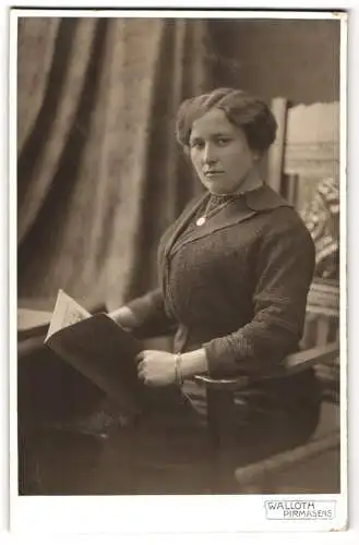 Fotografie Fritz Walloth, Pirmasens, Sitzende Frau mit Zeitschrift in der Hand