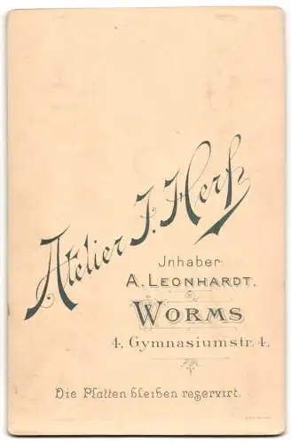 Fotografie J. Herf, Worms, Gymnasiumstr. 4, Porträt einer Frau in eleganter Kleidung