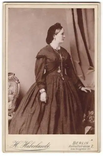 Fotografie H. Haberlandt, Berlin, Anhaltstrasse 2, Frau im eleganten Kleid im Profil