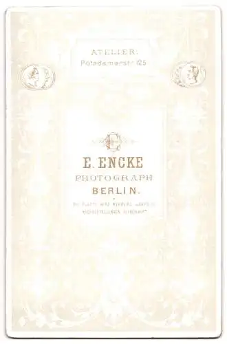 Fotografie E. Encke, Berlin, Potsdamerstr. 125, Älteres Paar in traditioneller Kleidung