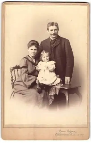 Fotografie Bruno Brügner, Berlin-Charlottenburg, Berliner Str. 126a, Familie mit Kleinkind