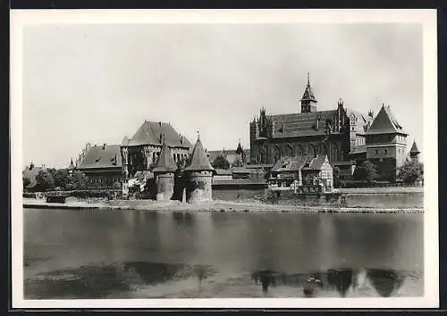 AK Marienburg, Schloss des Deutschen Ritterordens vom Westufer der Nogat gesehen