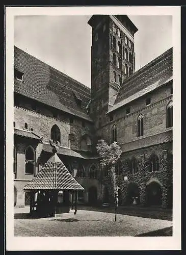 AK Marienburg / Malbork, Schloss, Hochschlosshof mit dem Turm der Schlosskirche