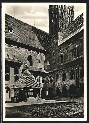 AK Marienburg / Malbork, Kreuzgang zum Hochschloss