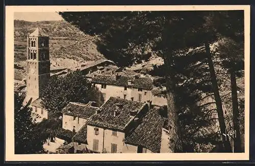 AK Moustiers-Ste-Marie /Basses-Alpes, La ville vue à travers les pins