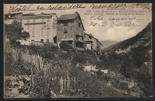 AK Beauvezer /B.-A., Entrée du Bourg et les Jardins