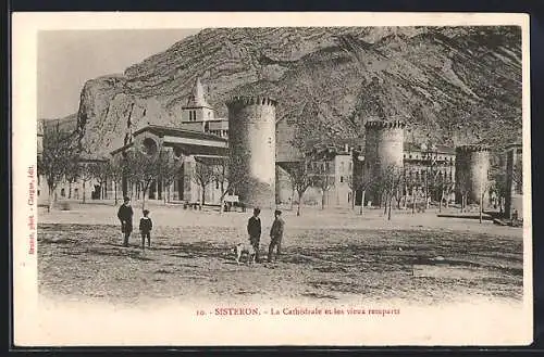 AK Sisteron, La Cathédrale et les vieux remparts