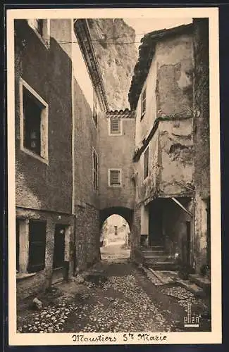 AK Moustiers-Ste-Marie, une vieille rue en pierres